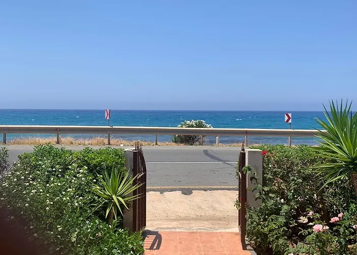 Spiti Damianos Beachfront Pomos