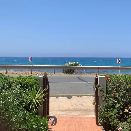 Spiti Damianos Beachfront 포모스
