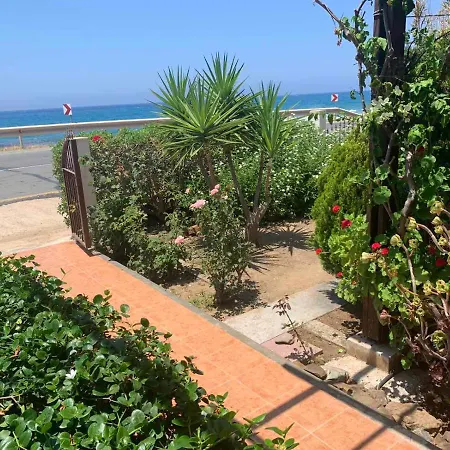 빌라 Spiti Damianos Beachfront