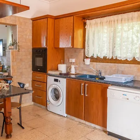 Spiti Damianos Beachfront Pomos