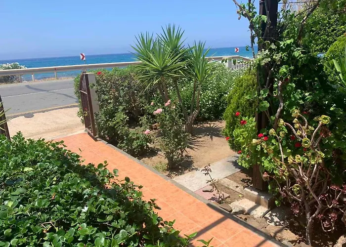 Villa Spiti Damianos Beachfront