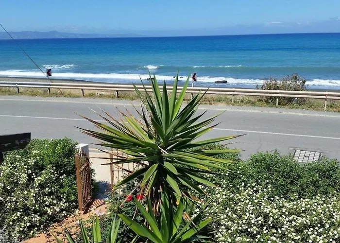 Villa Spiti Damianos Beachfront
